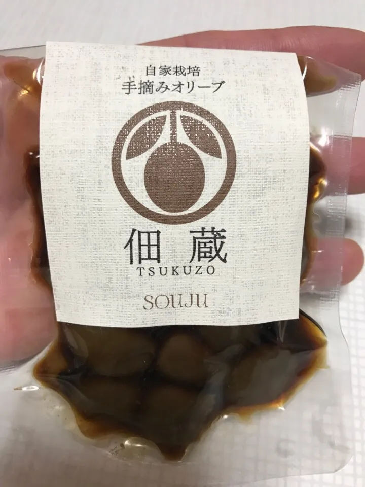 Snapdishの料理写真:届きました手摘みオリーブの佃煮、甘いような醤油のいい風味、熱いご飯で|お家でbar!さん