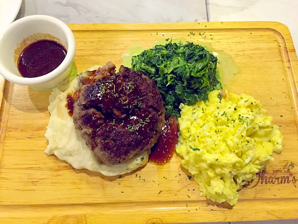 Mashed potatoes, scrambled eggs & beef patty with BBQ sauce|Sky Blueさん