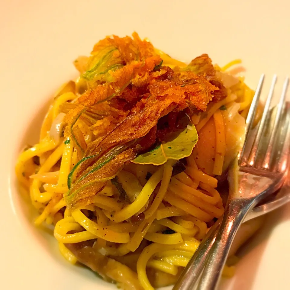 Tagliolini con funghi porcini e fiori di zucca croccanti|Junya Tanakaさん