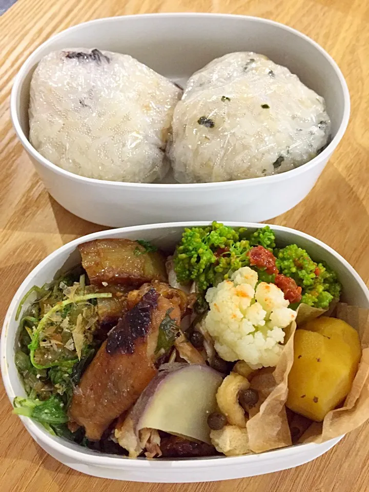 娘のお弁当。
水菜と春菊のエゴマ和え
バルサミコチキン、大根ステーキ、
お揚げの炊いたん、ブロッコリーと
カリフラワーのコチュジャン和え、
ヤーコン、栗の甘露煮
ワカメふりかけ&梅干しのおにぎり🍙|河野 ゆかりさん