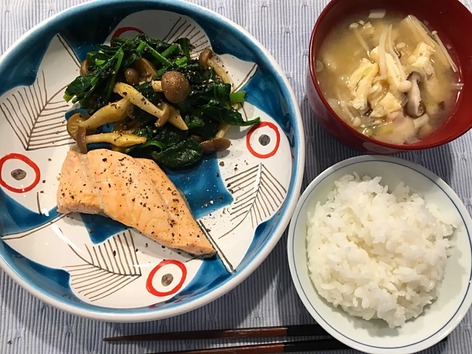 サーモン朝定食ほうれん草炒め添え。来たる時代の変化にスタミナつけよ！|バナナ子さん