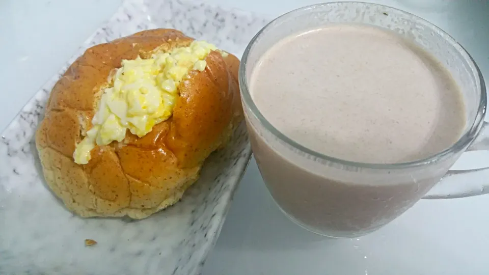 Snapdishの料理写真:😘Homemade Egg mayo wholemeal bread (Four leaf bakery)
Iced blended fresh milk+organic oats+unsweetened cocoa powder+honey 😍😋💋👅👄|🌷lynnlicious🌷さん