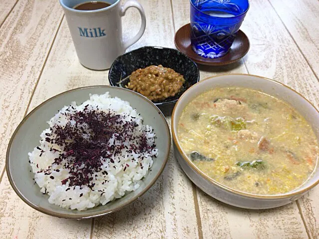 今日の男飯(＞人＜;)朝ごはんバージョン♬
豆乳野菜鳥団子スープand納豆andしそごはん♬|ひーちゃんさん