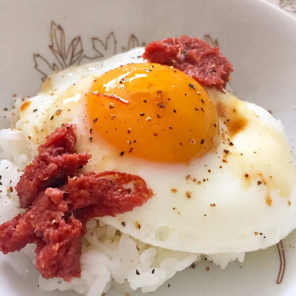 目玉焼きのっけご飯withコンビーフ炒め|カウンター嬢さん