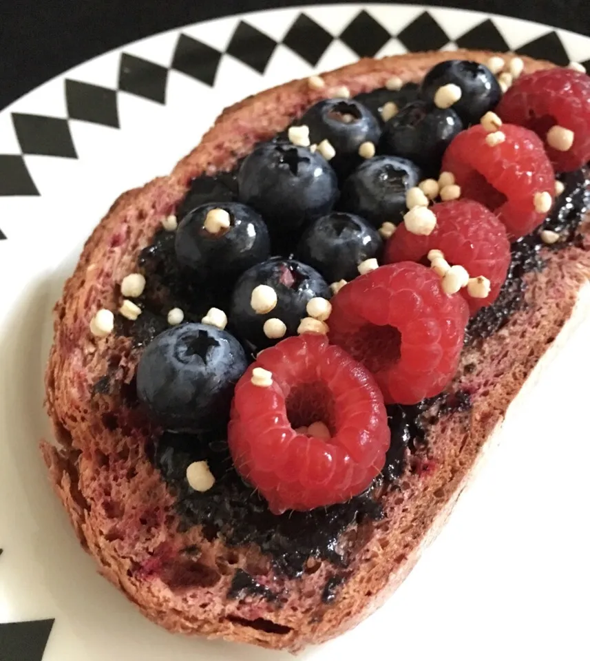 Berries on toast|coxiella24さん