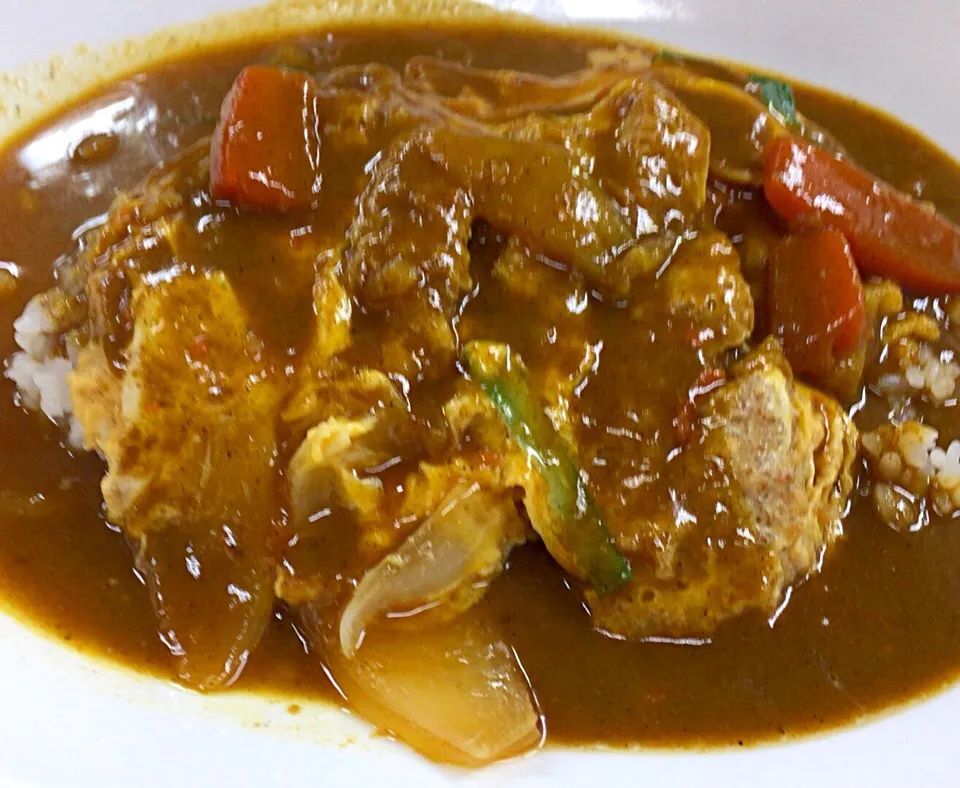 カツの卵とじカレーという、なんか変わった取り合わせのものを食べてしまった💦辛口カレーなのにカツの卵とじが甘い…次は無いな🤔|にゃあ（芸名）さん