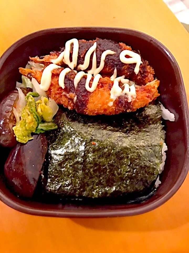 パパお弁当🍱  海老フライ🍤  グリーンサラダ  茄子の糠漬け  白菜の漬物  焼き海苔|ch＊K*∀o(^^*)♪さん