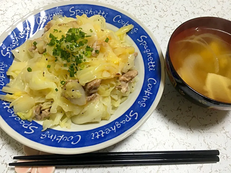 Snapdishの料理写真:豚肉とキャベツのレモンあんかけ
キャベツの芯と玉ねぎのコンソメスープ|ばんびさん