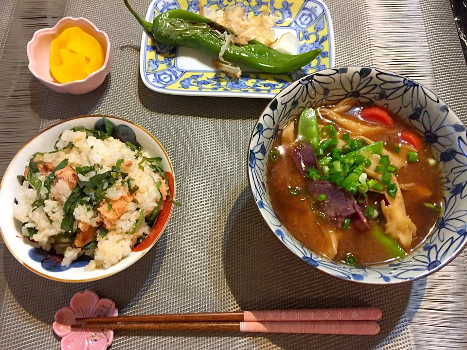 焼き明太子と大葉の混ぜご飯、白舞茸、金時人参、絹さや、厚揚げ、さつまいもメープルクィーンのお味噌汁⌣̈⃝♡⌣̈⃝♡|高戸 あおいさん