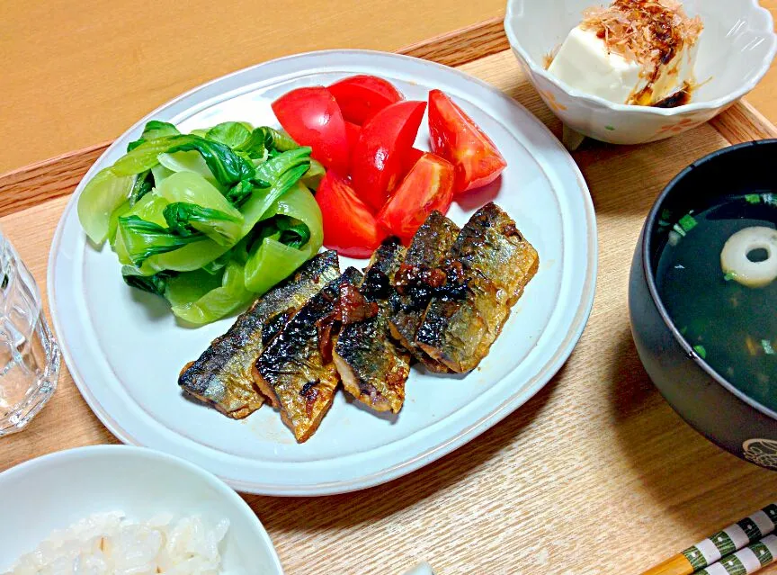 サンマの梅シソ蒲焼き、チンゲン菜、トマト、冷奴、吸物|ねむねこさん