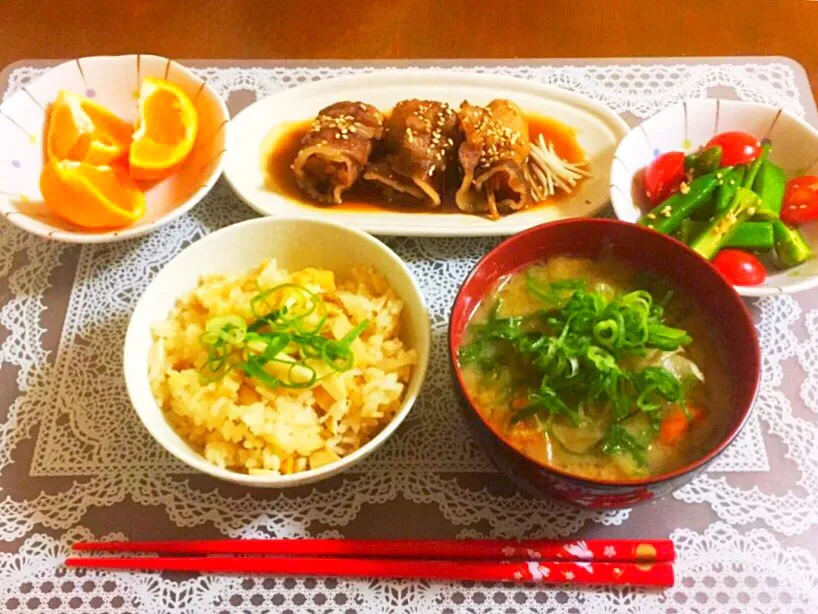 筍の炊き込み御飯＊
人参、ごぼう、だいこんの汁物＊
エノキの肉巻き＊
オクラとトマトの胡麻和え＊
みかん＊|anna☺︎さん