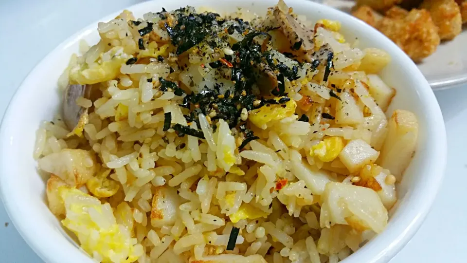 Snapdishの料理写真:👉Fried rice with fish cakes and mushrooms 💁👄|🌷lynnlicious🌷さん