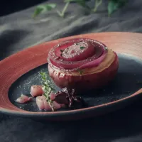 Stuffed baked apple with red onion chutney／赤玉ねぎのチャツネをのせたマッシュポテト入り焼きリンゴ