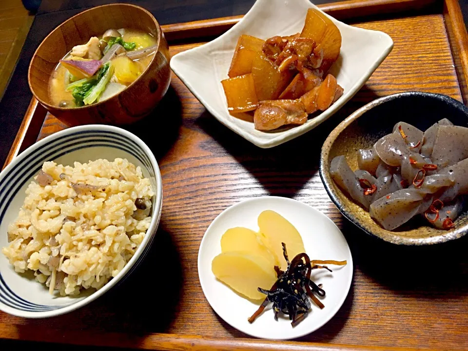 Snapdishの料理写真:今日の晩御飯☆炊き込みごはん☆大根と鶏肉の煮物☆さつま汁☆こんにゃくのピリ辛|りこさん