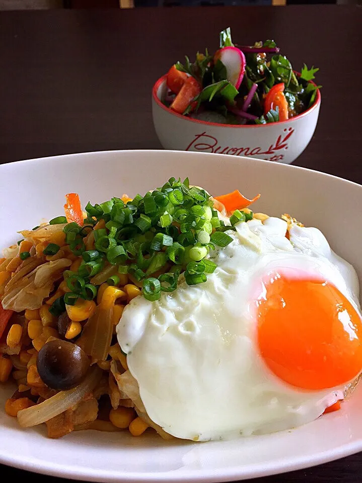 ⭐︎味噌バター焼きそば  目玉焼きのせ
⭐︎野菜サラダ  オニオンドレッシング|よっちぃさん