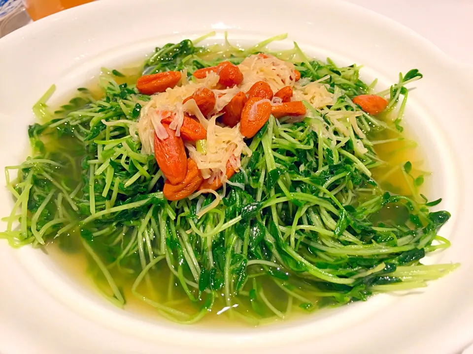 Poached vegetable sprouts with conpoy & wild berries in soup|Sky Blueさん