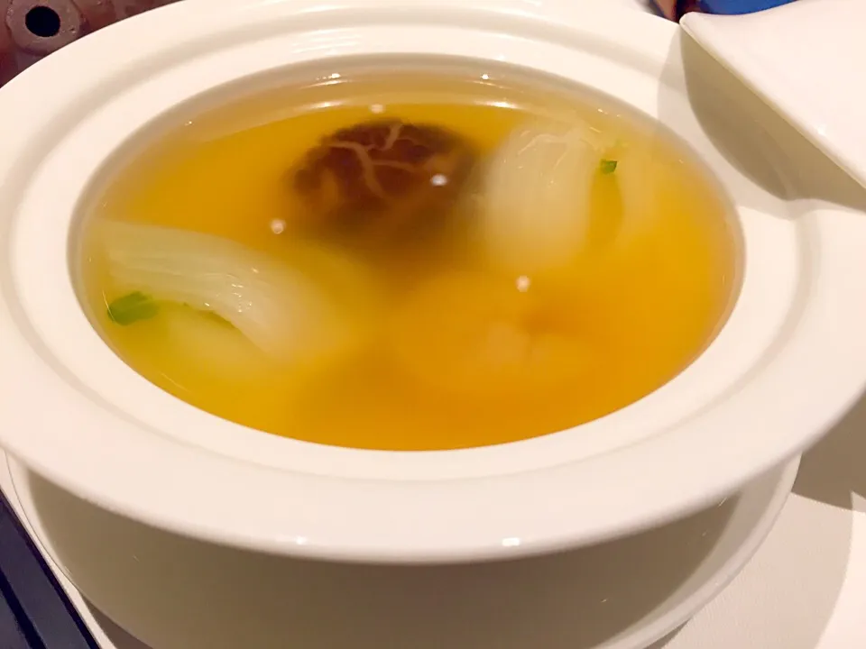 Double-boiled whole conpoy, vegetables & mushroom soup|Sky Blueさん