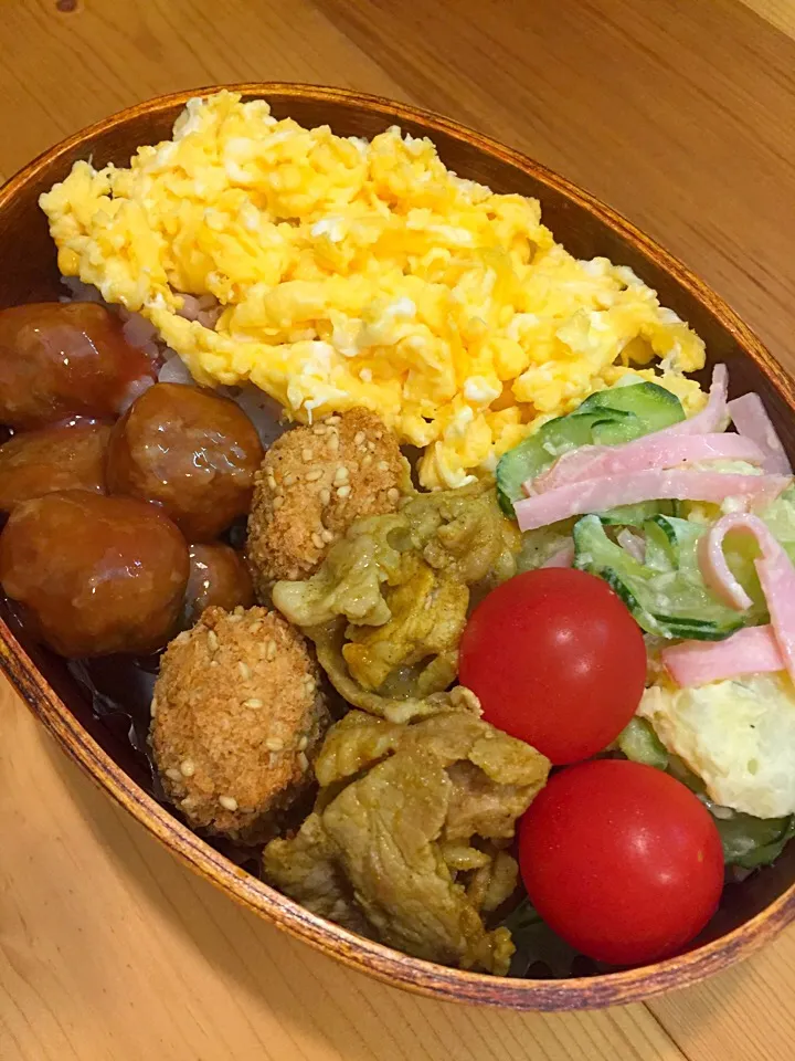 パパたろ弁当

いり卵のせごはん
ポテトサラダ
豚肉のカレースパイス炒め
かぼちゃのコロッケ
ミートボール
ミニトマト|ひななぎさん