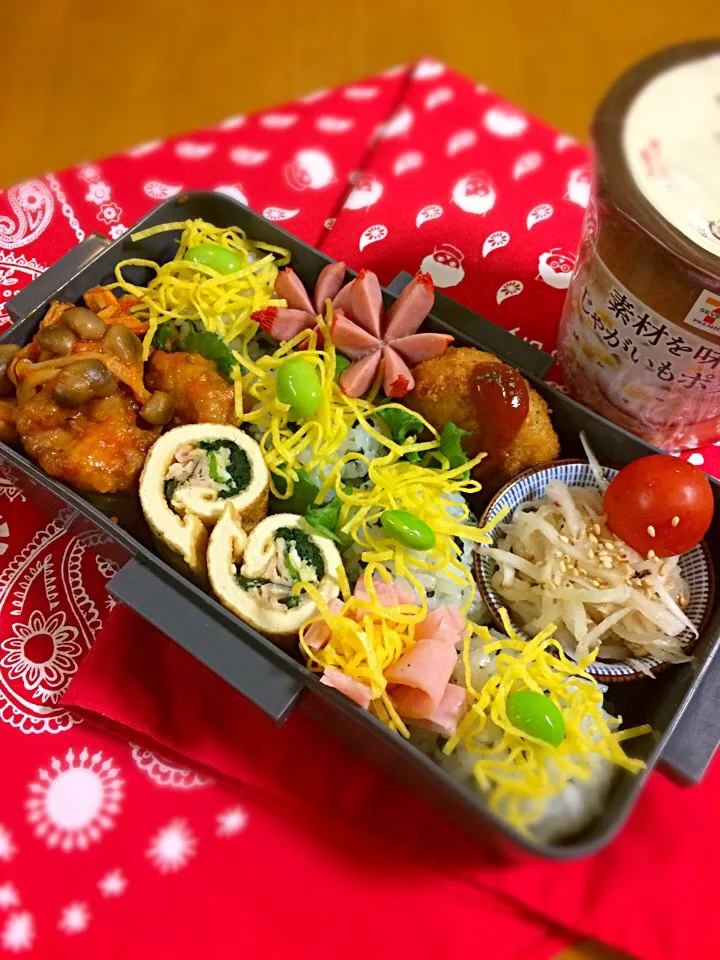 息子君弁当🎶
わかめおにぎり
鶏肉のトマト煮
タアサイの油揚げ巻
お花ハム
コロッケ(チン)
ウイン
大根サラダ|BooBooさん