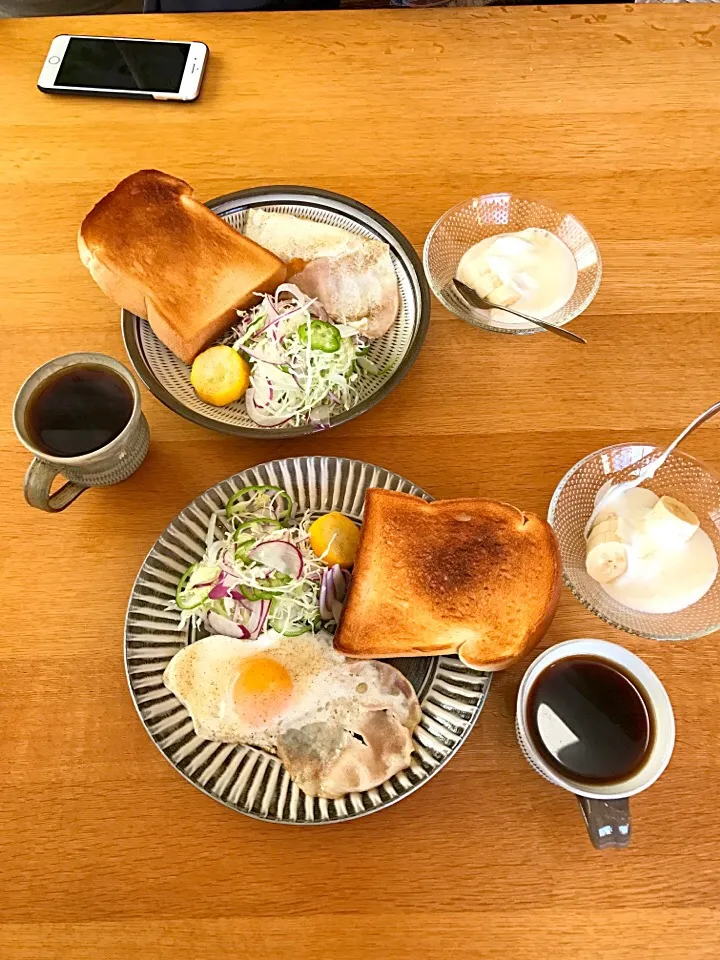 Snapdishの料理写真:今日も元気に朝ゴパン🎶
キャベツとピーマンと紫玉ねぎのサラダ、目玉焼きとズッキーニ、バナナヨーグルト✨|5ネコママさん