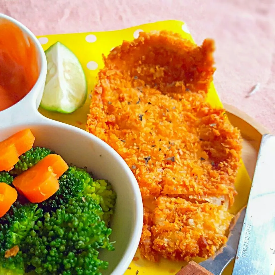 Snapdishの料理写真:crispy basil chicken breast with greens n homemade dip for lunch|Chua Jeanさん