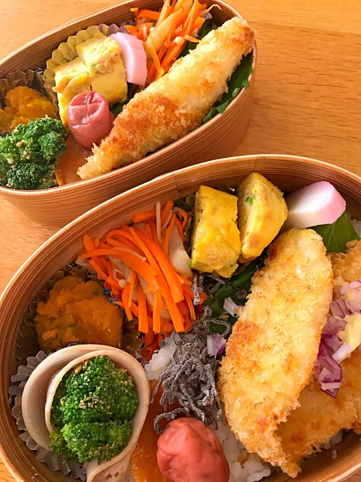 Snapdishの料理写真:今日の夫婦弁当🍱
ばとうの自家製フライ、かぼちゃ煮の茶きん、人参とエノキと丸天炒め、ブロッコリーの胡麻和え、鶏そぼろとネギの玉子焼き🤗🎶|5ネコママさん