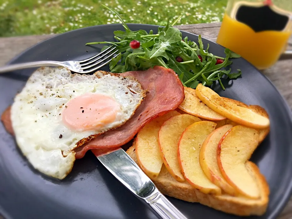 Snapdishの料理写真:今日のブランチ🍎林檎トーストとベーコンエッグ|akkyingさん