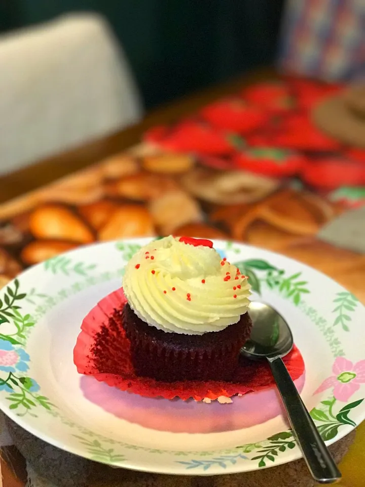 Red velved cupcake ,cupcake love|Wasiapha Maigate Na Krungtepさん