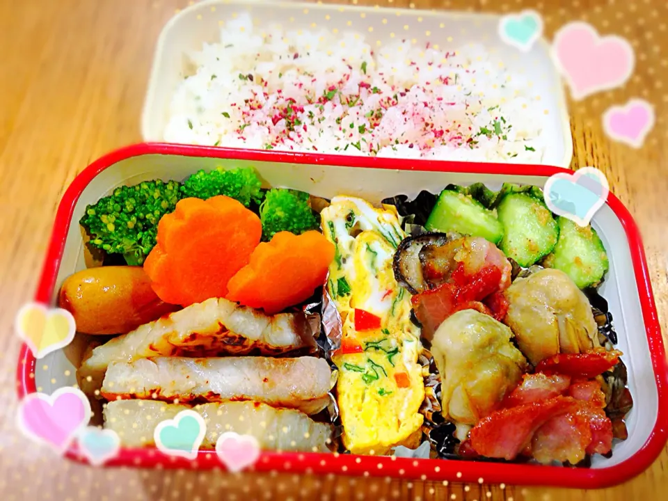 娘のお弁当。めかじきのグリル、蒸し牡蠣ベーコンバター、クリスマスカラー卵焼き。|泡子さんさん