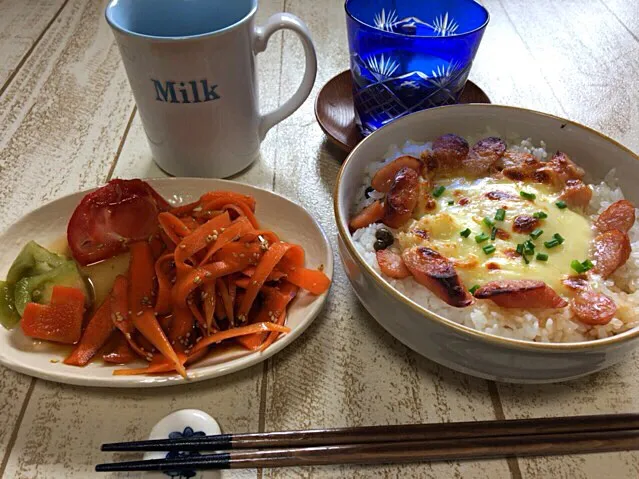 今日の男飯(＞人＜;)お昼バージョン♬
とろける♡チーズ卵ご飯andにんじんのビューティサラダwithピクルス♬|ひーちゃんさん