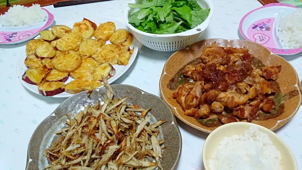 鶏肉の焼き肉のタレ炒め、サンチェを巻いて☆ゴボウのカリカリ炒め☆ジャガイモとさつまいものマヨチー焼き|みぽりんさん