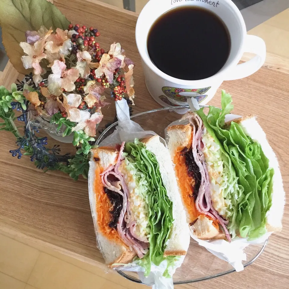 Snapdishの料理写真:11/11❤︎パストラミポークハム&たまごサラダ、ちりめんの味噌煮入りamoサンド❤︎|Makinsさん