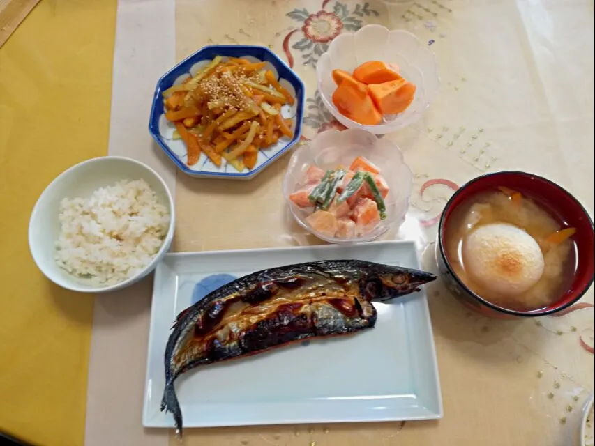 Snapdishの料理写真:お昼ご飯
  - サンマ開き
  - 柿、薄あげ、大根のすりおろしウコン炒め
  - お雑煮|korinoさん