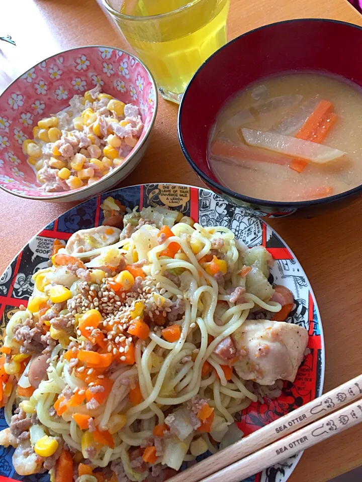 ツナコーンサラダ、大根と人参の味噌汁
塩焼きそば
2016.11.11|ゆさん