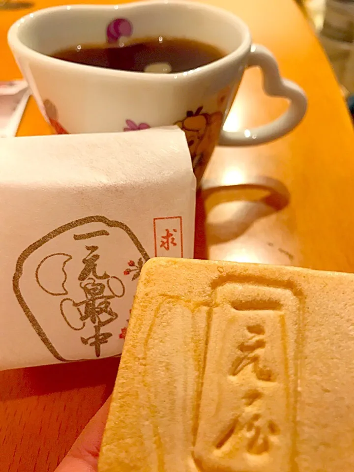 求肥入り  一元モナカ  和菓子とコーヒーBlack☕️|ch＊K*∀o(^^*)♪さん