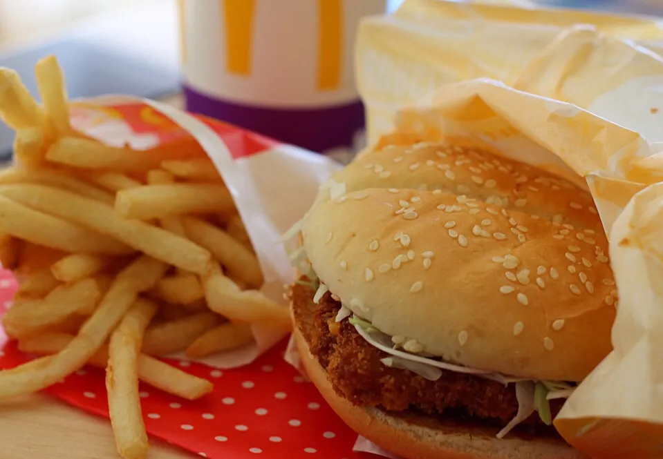 今日のお昼は、マックで、チーズカツバーガー。|sono.kさん