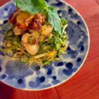 【本日のまかない飯】牡蠣とオクラと根三つ葉のペペロンチーノ柚子風味、車麩の唐揚げ添え