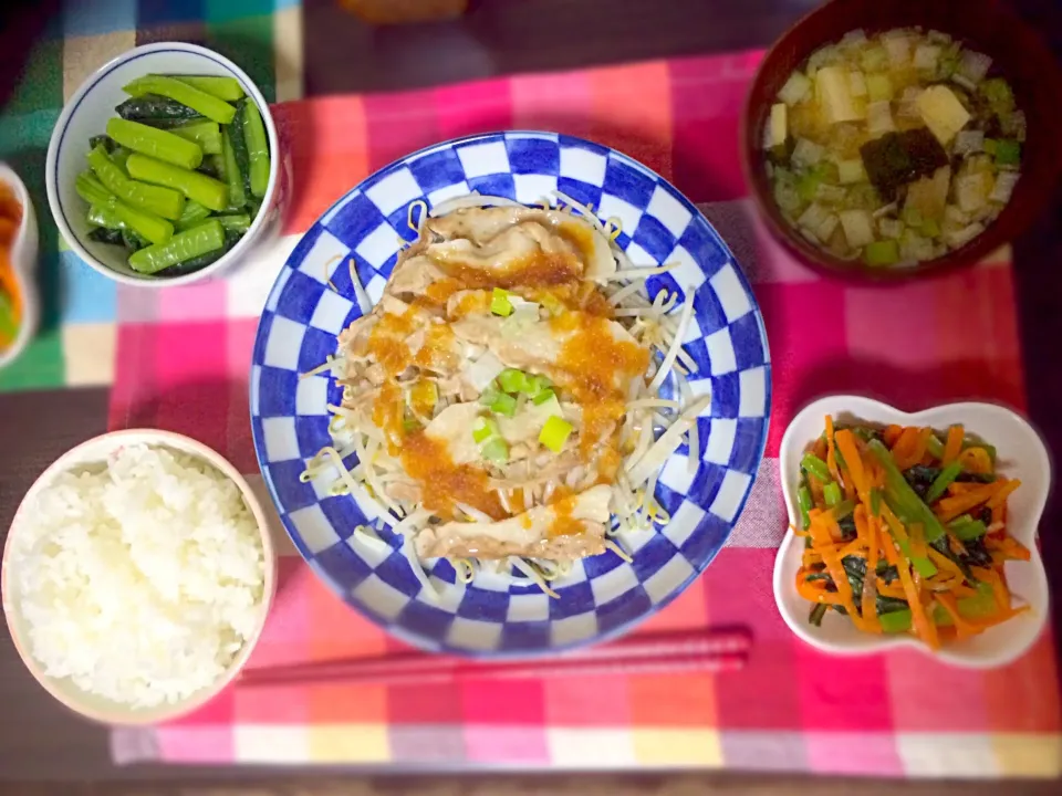 Snapdishの料理写真:11/10❁晩ご飯❁もやしと豚バラのレンジでチン♬小松菜と人参のナムルもレンジでチン♬|つんさん