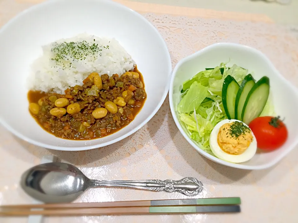 Snapdishの料理写真:今日の夕ご飯🍴キーマダルカレー＊サラダ|ごまたまごさん