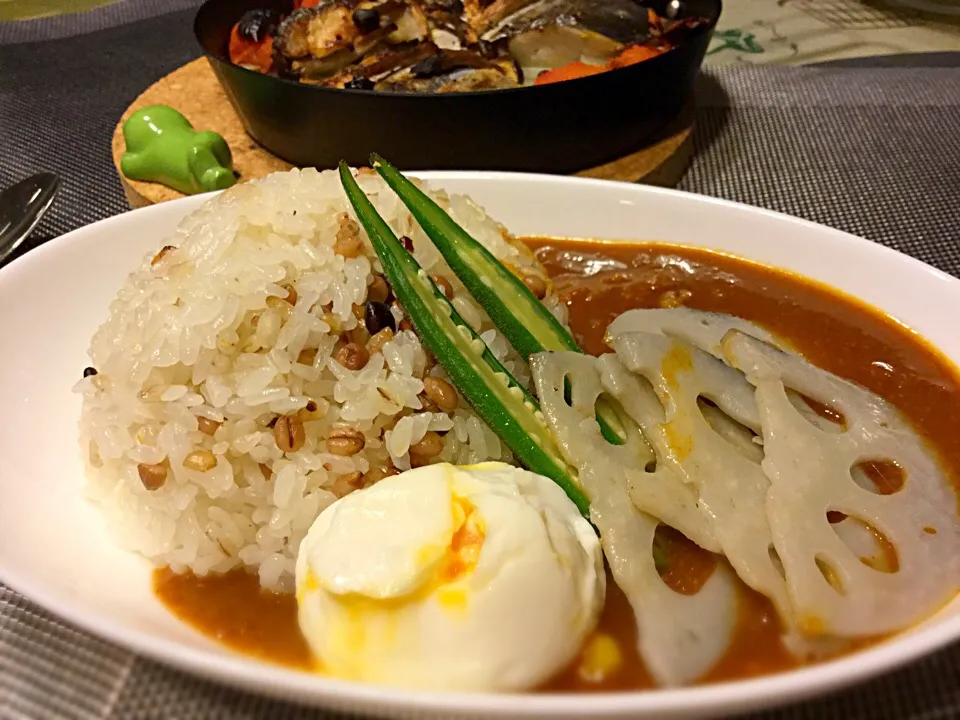 時短カレーという、コンビーフを使ったカレー。半熟卵を握りつぶしてしまったため、ボロボロ|ケロケロみんさん