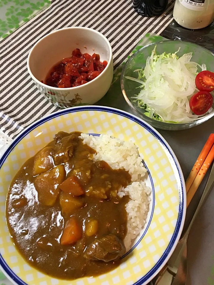 牛スジカレーとキャベツと玉ねぎスライスサラダ(*^｡^*)|ライムさん