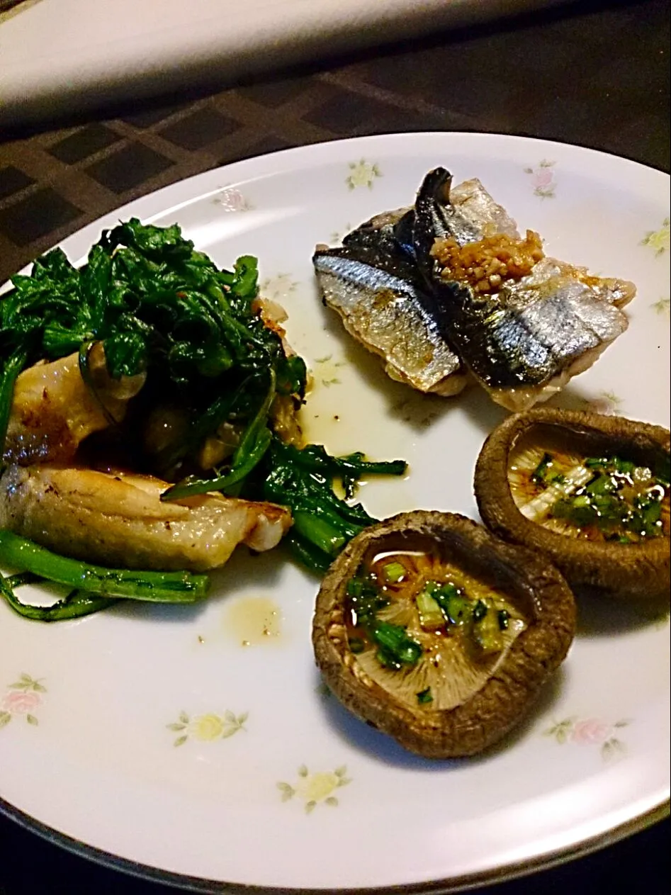 Snapdishの料理写真:ワンプレート  秋刀魚  椎茸のバター醤油  手羽中と春菊ソテー|Cさん