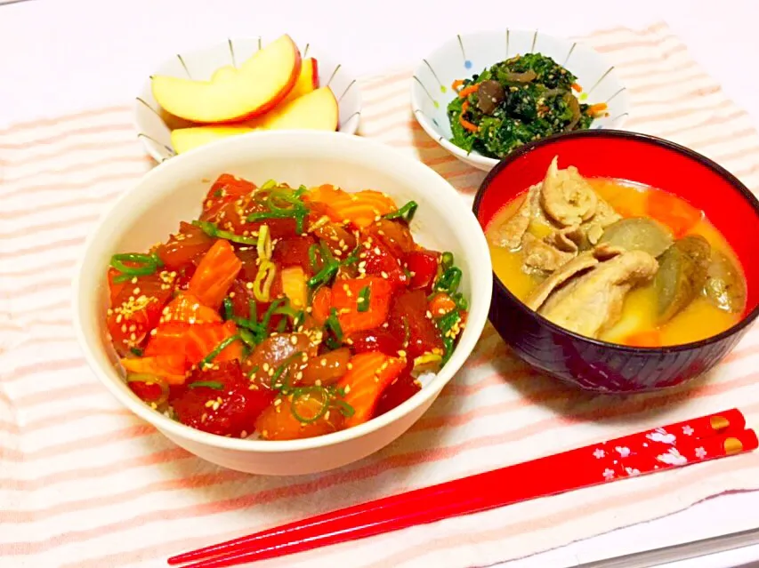 サーモンとマグロの漬け丼＊
野菜たっぷり豚汁＊
ほうれん草の胡麻和え＊
りんご＊|anna☺︎さん