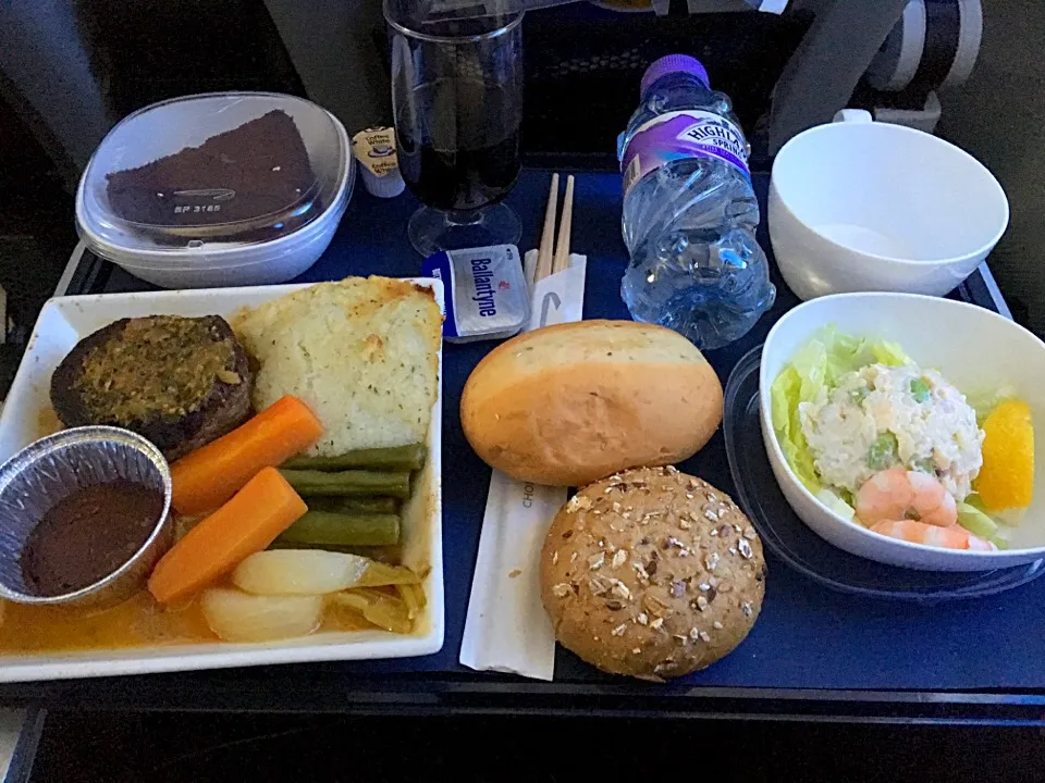 英国航空機内食✈️スモークサーモンタルタル、海老／ オーストラリア産牛フィレ肉のグリル、カフェ・ド・パリ・バター風味／温野菜／パセリ入りガーリックマッシュポテト、ビーフジュ🇬🇧|ゆうじ.さん