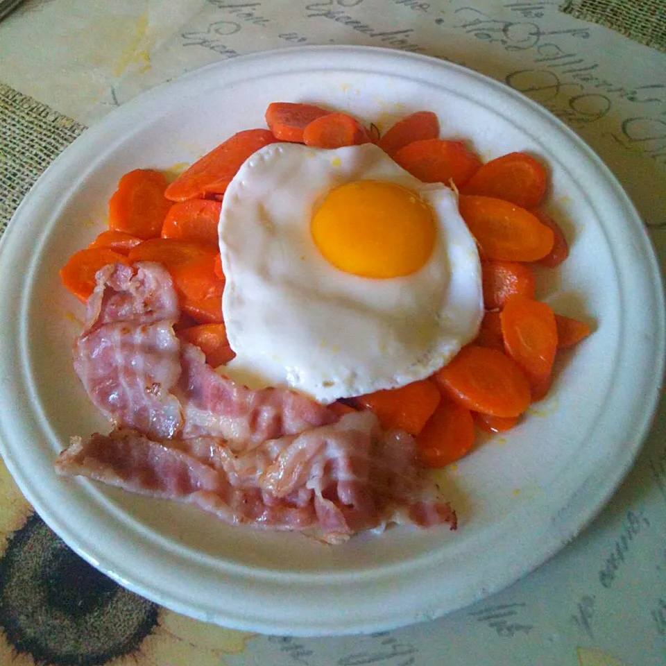 I love eggs & bacon so my first dish picture is an egg with bacon and carrots!!! Simple but yummy!!! 
Enjoy... 😍😍😍🍳🍳🍳|Valeさん