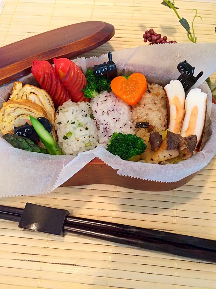 #男子弁当 #お弁当#おべんとう #俵おにぎり #ウィンナー #ハンペン #エリンギ焼 #甘い卵焼き #アスパラ焼 #人参コンソメ煮 #黒猫 #美容師 #横浜 #Yokohama #japan # bento|Booパパさん