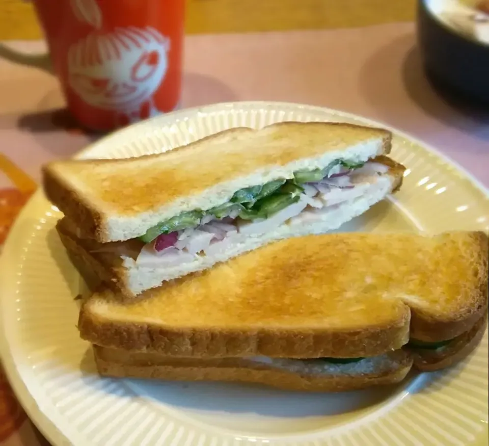 Snapdishの料理写真:朝餉は鶏ハムサンドイッチ|ヴェローナのパン屋さんさん