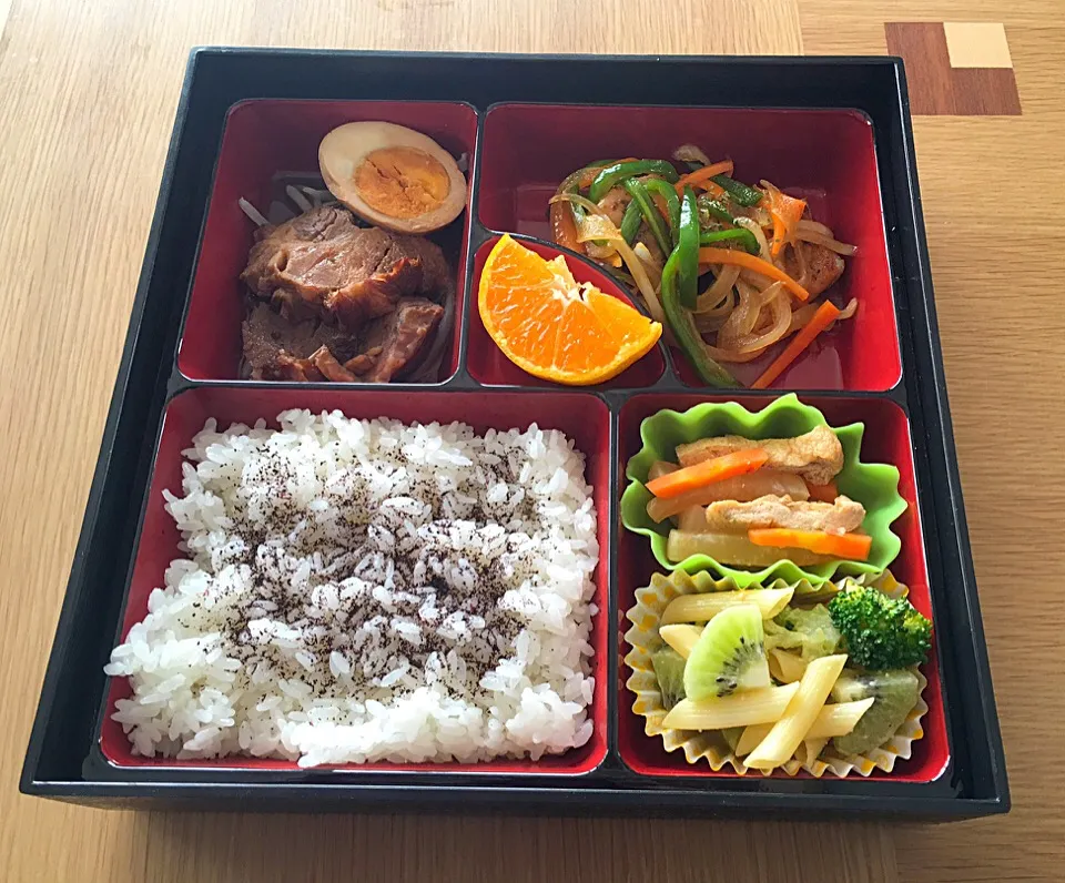 本日の賄い弁当（生鮭の南蛮漬け、煮豚＆卵、大根・人参・油揚げの甘煮、マカロニサラダ）|スコネコさん