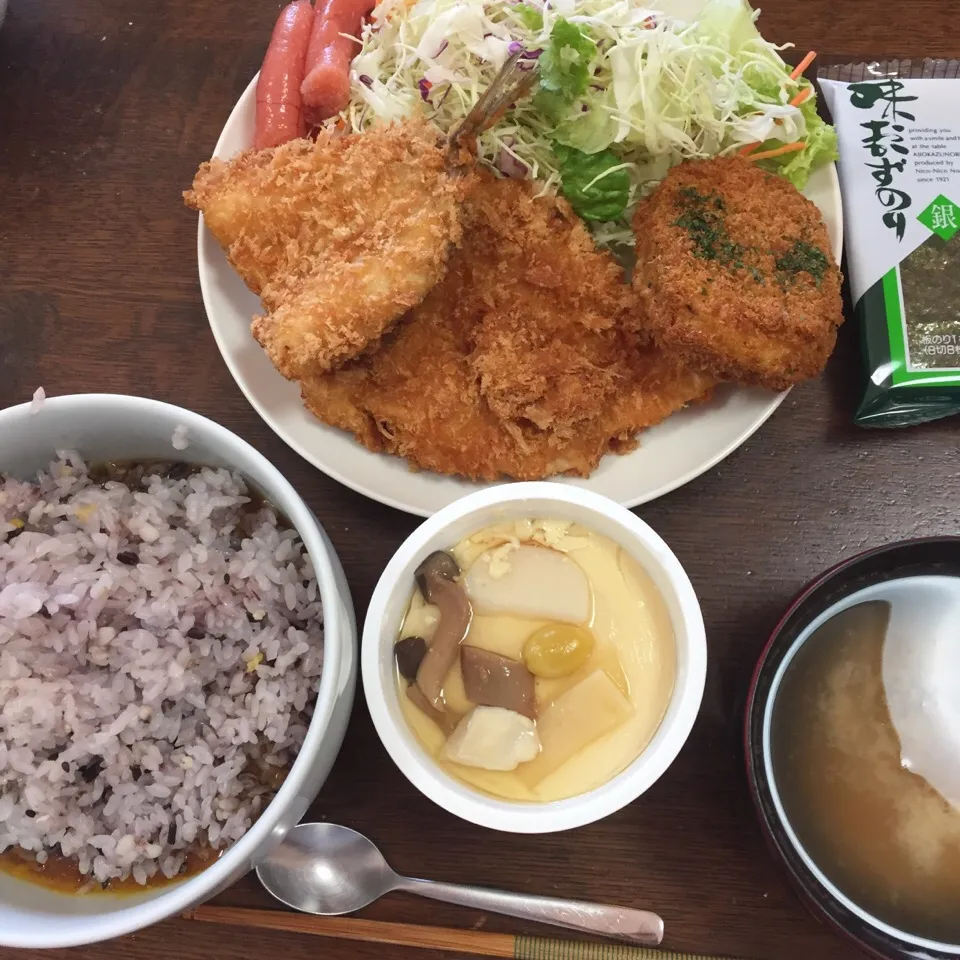 お昼はミックスフライ定食にしてみました|アクちゃんさん