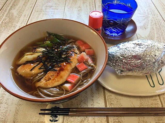 Snapdishの料理写真:今日の男飯(＞人＜;)お昼ごはんバージョン♬
鳥ササミを使った南蛮そばand農協祭で買った焼き芋🍠♬|ひーちゃんさん